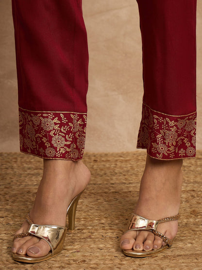 Kastanienbraune Anarkali-Kurta mit ethnischen Motiven, bestickt, mit Hose und Dupatta