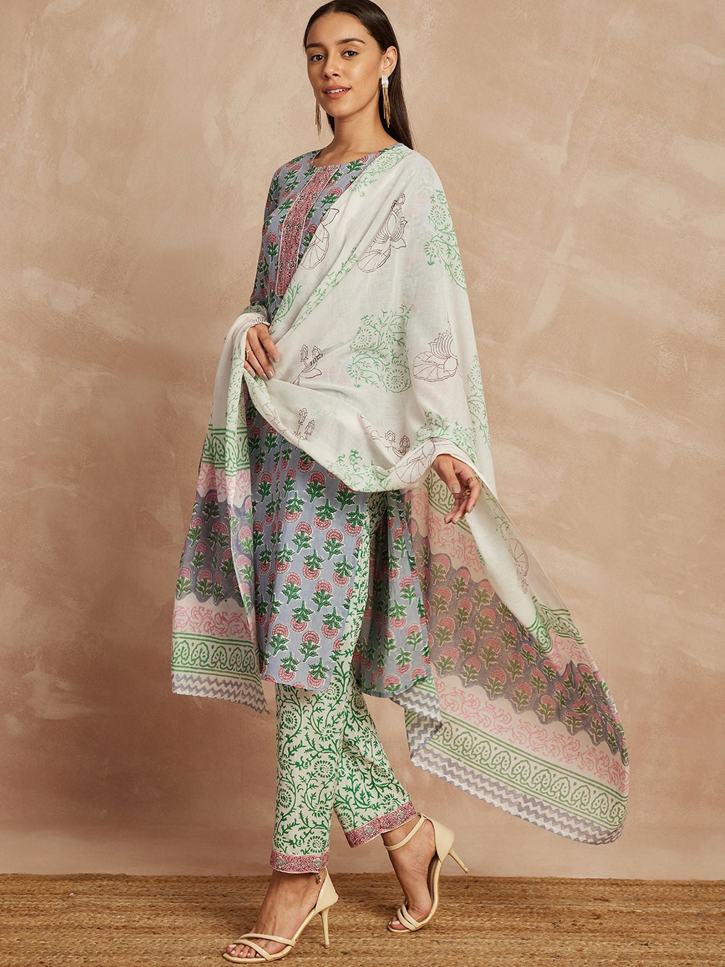 Kurta und Hose aus reiner Baumwolle mit Dupatta in Grau und Rosa mit ethnischen Motiven bedruckt