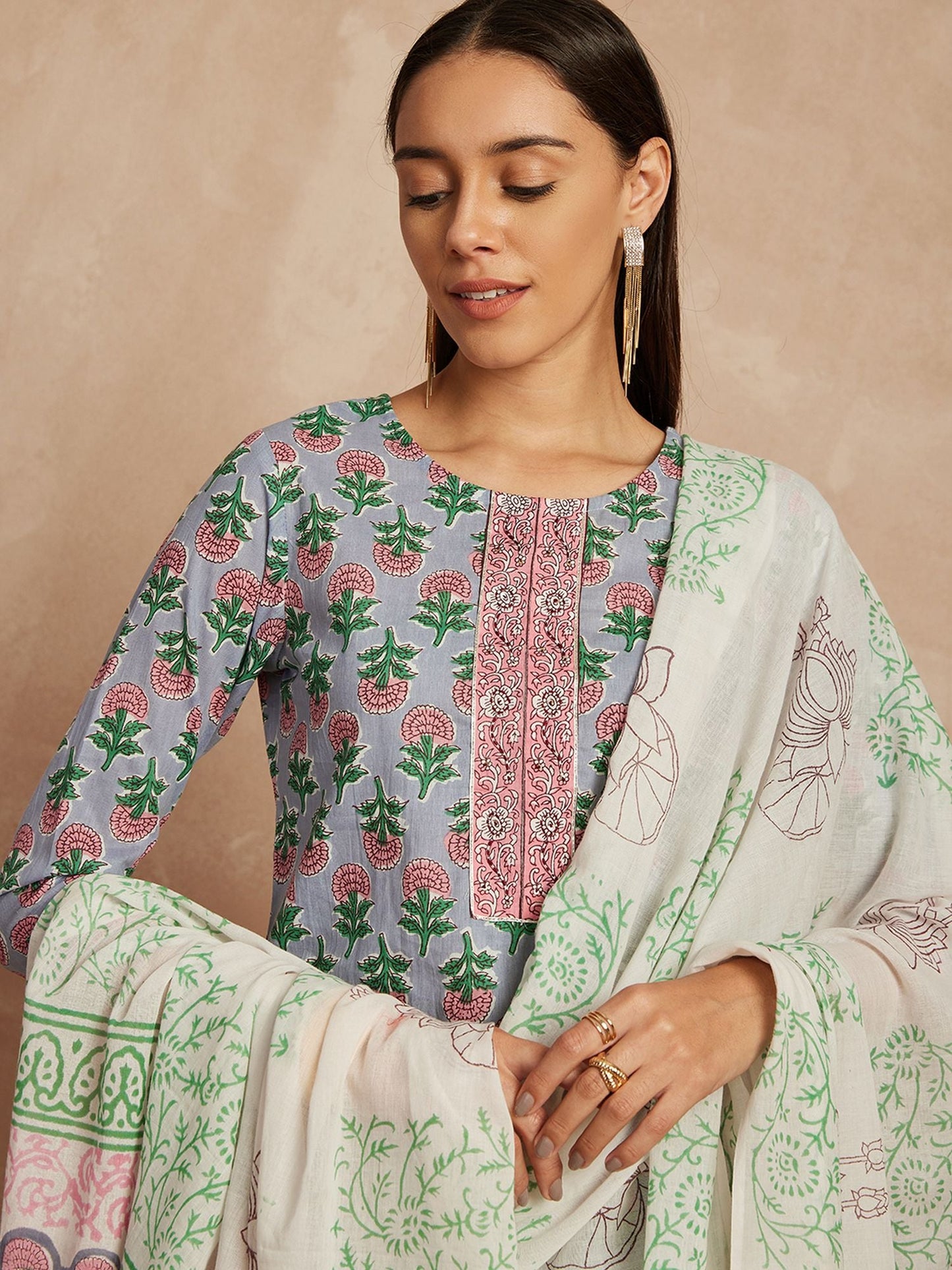 Kurta und Hose aus reiner Baumwolle mit Dupatta in Grau und Rosa mit ethnischen Motiven bedruckt