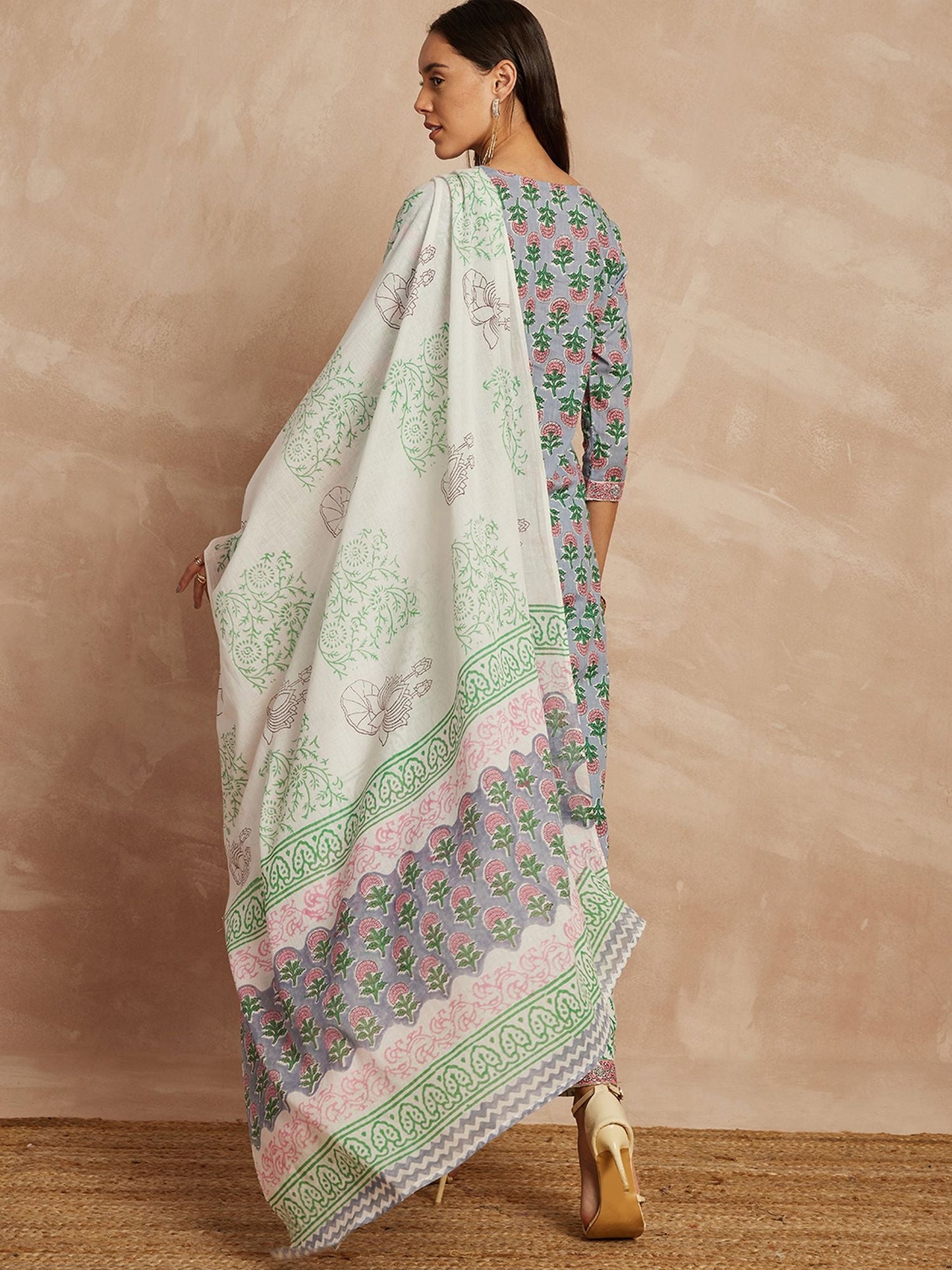 Kurta und Hose aus reiner Baumwolle mit Dupatta in Grau und Rosa mit ethnischen Motiven bedruckt