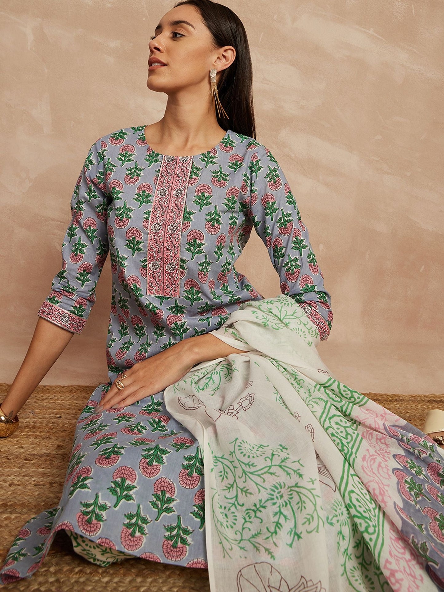 Kurta und Hose aus reiner Baumwolle mit Dupatta in Grau und Rosa mit ethnischen Motiven bedruckt