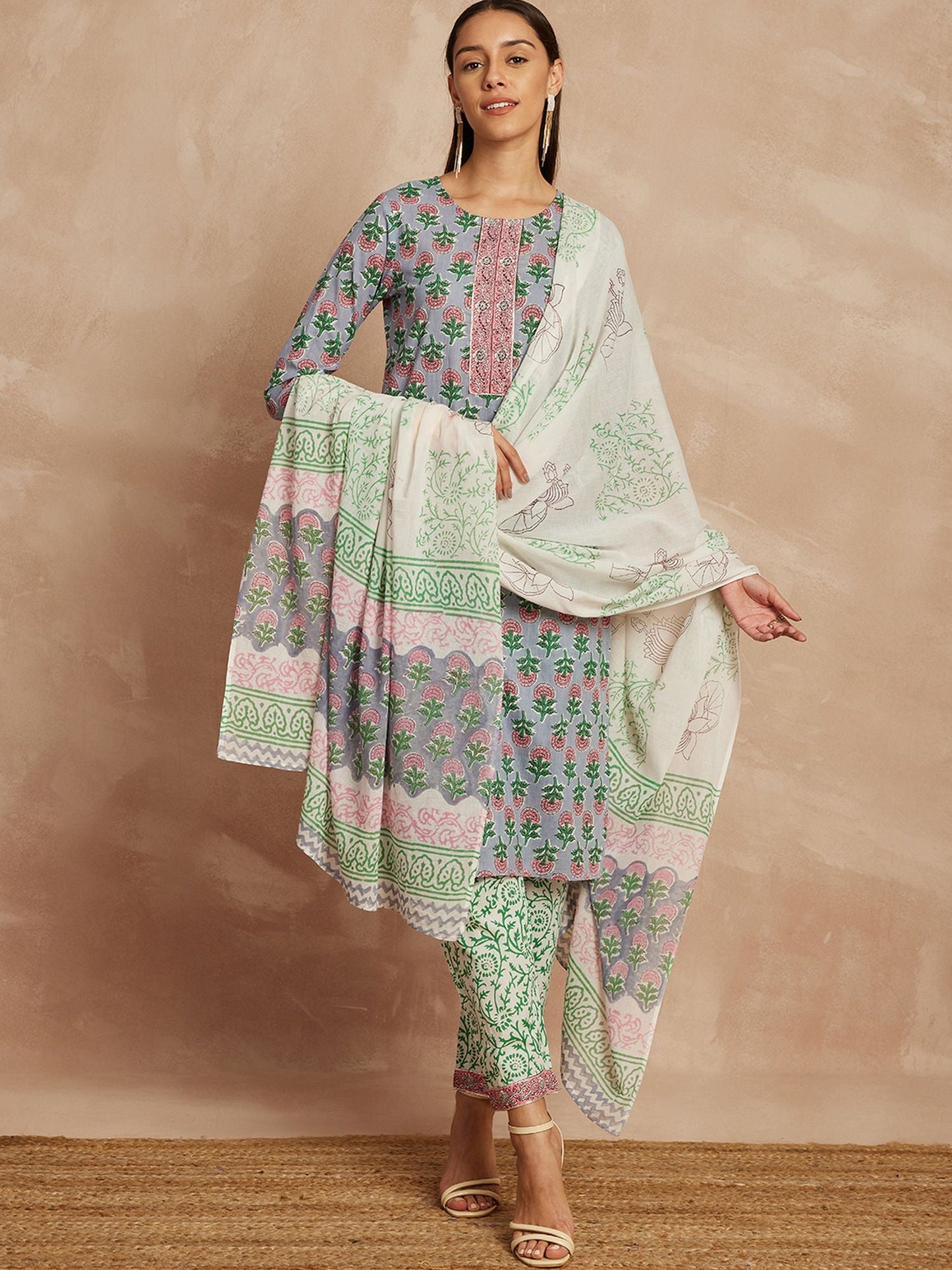 Kurta und Hose aus reiner Baumwolle mit Dupatta in Grau und Rosa mit ethnischen Motiven bedruckt