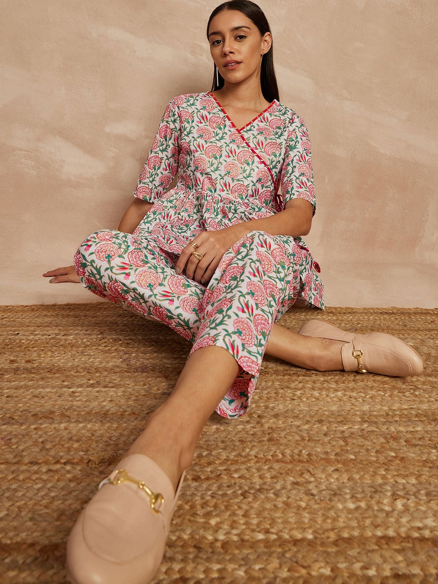 Mehrfarbiges Angrakha-Kurti aus reiner Baumwolle mit Blumenmuster und Hose