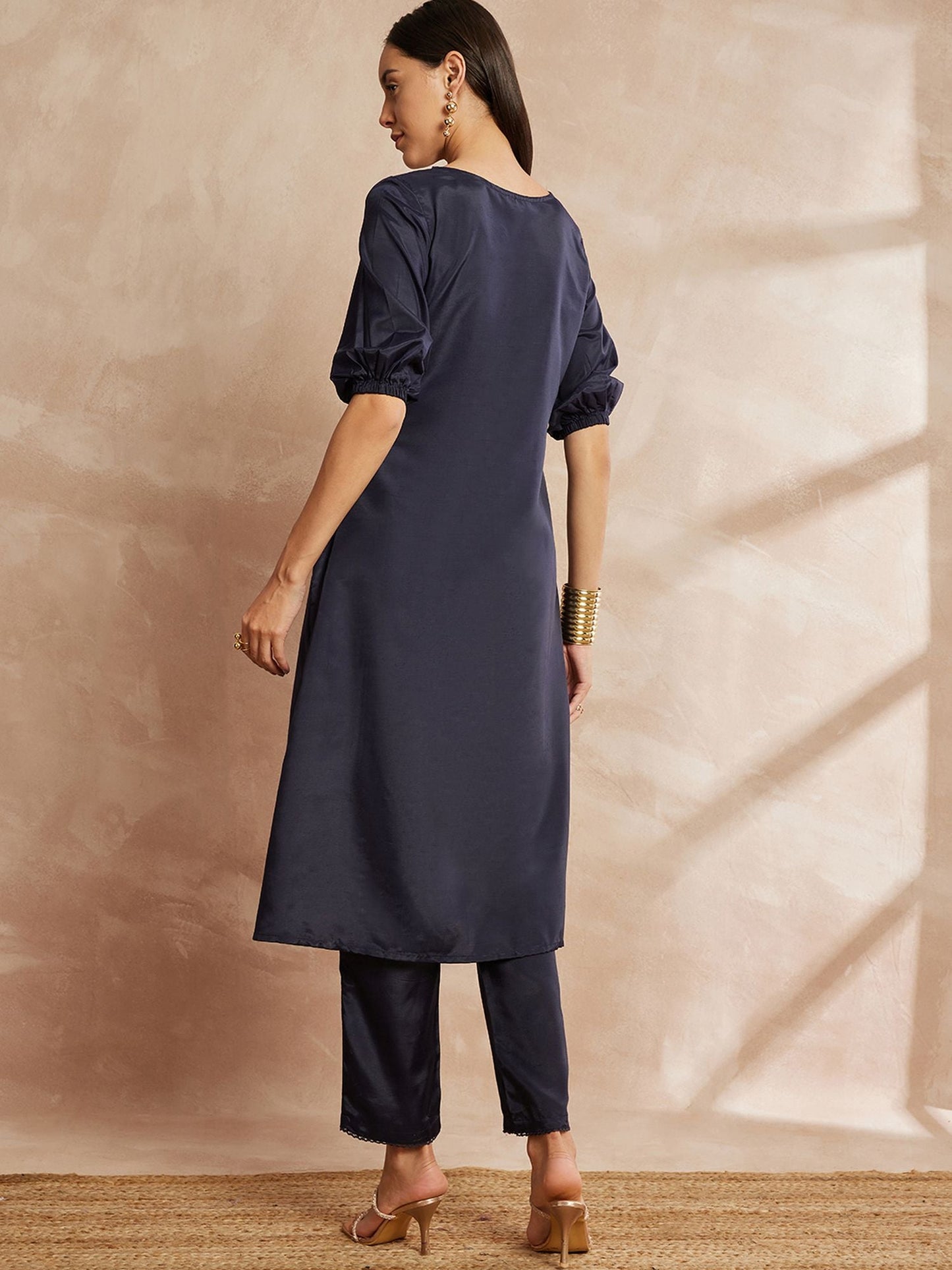 Schwarze reguläre Kurta mit Hose