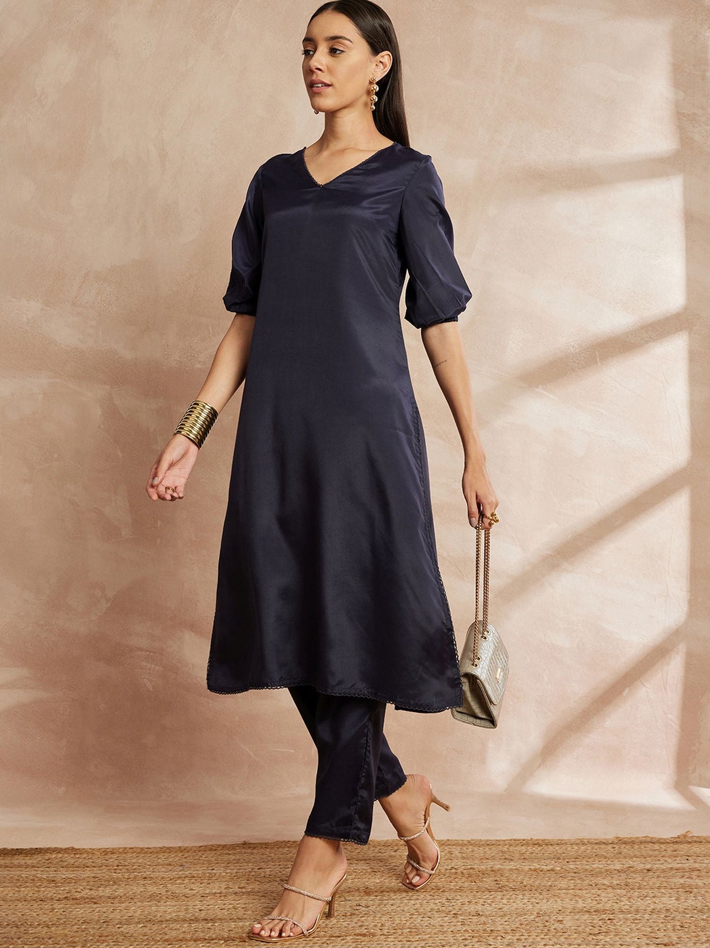 Schwarze reguläre Kurta mit Hose