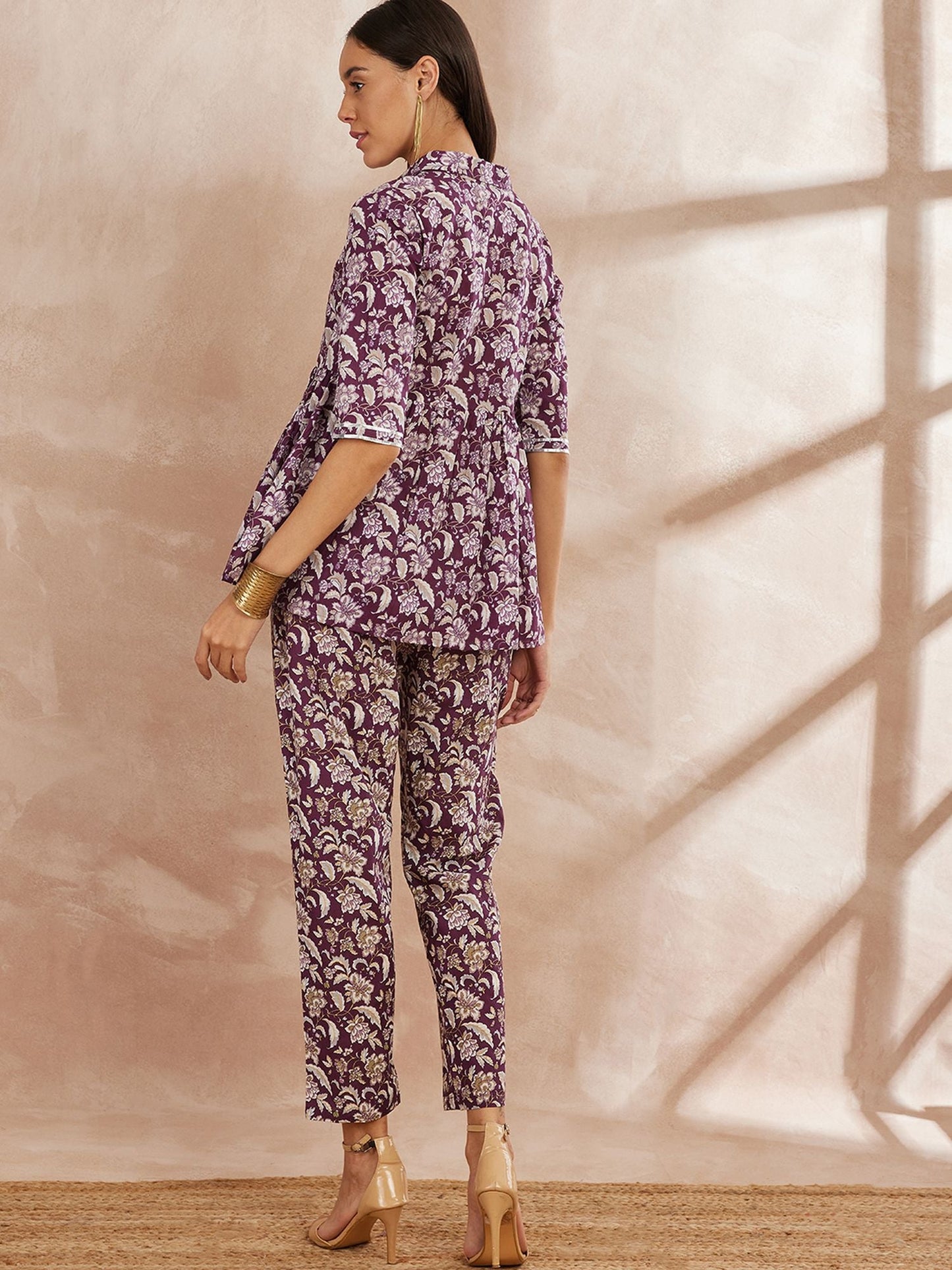 Lilafarbene Tunika aus reiner Baumwolle mit Blumenmuster und Hose