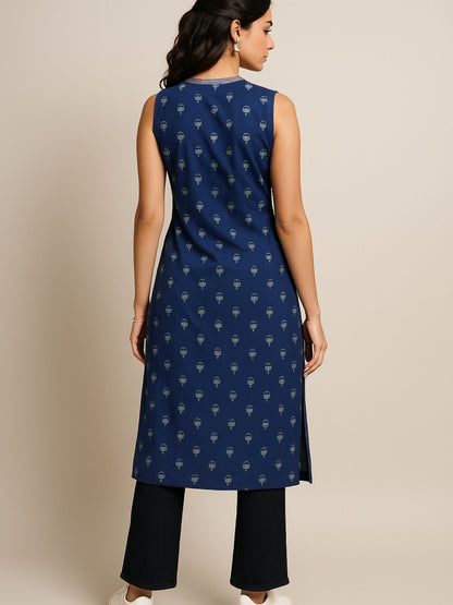 Dunkelblaues Kurti mit kleinem Blumen-Blockdruck und Zari-Stickerei am Ausschnitt