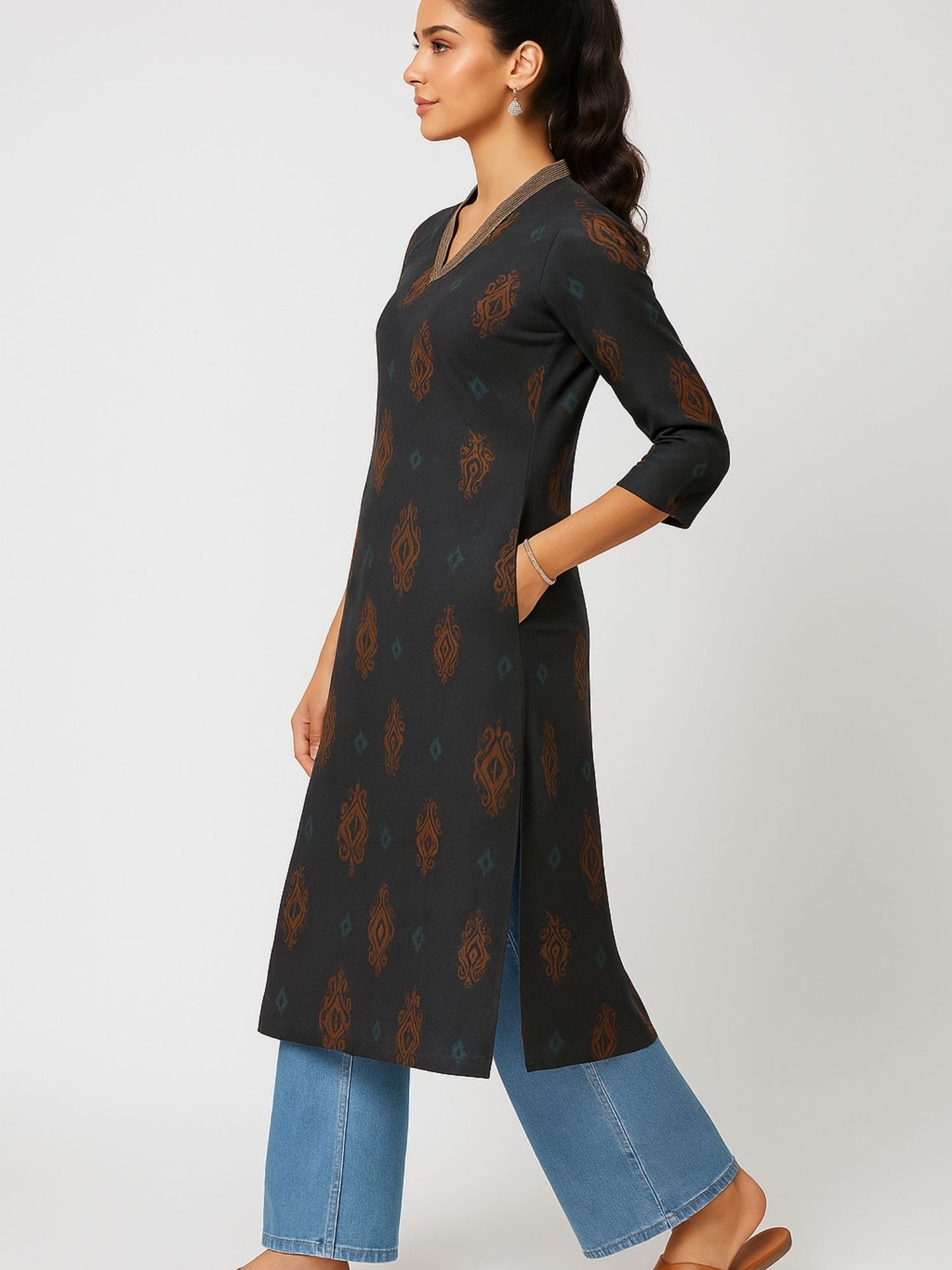 Schwarzer Color Block Style Print mit Zari-Couching am Halsausschnitt Kurti