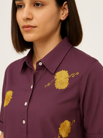 Lila-farbene Rayon-Kurti mit gelber Blumenstickerei