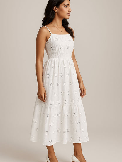 Weißes Kleid mit Schiffli-Stickerei