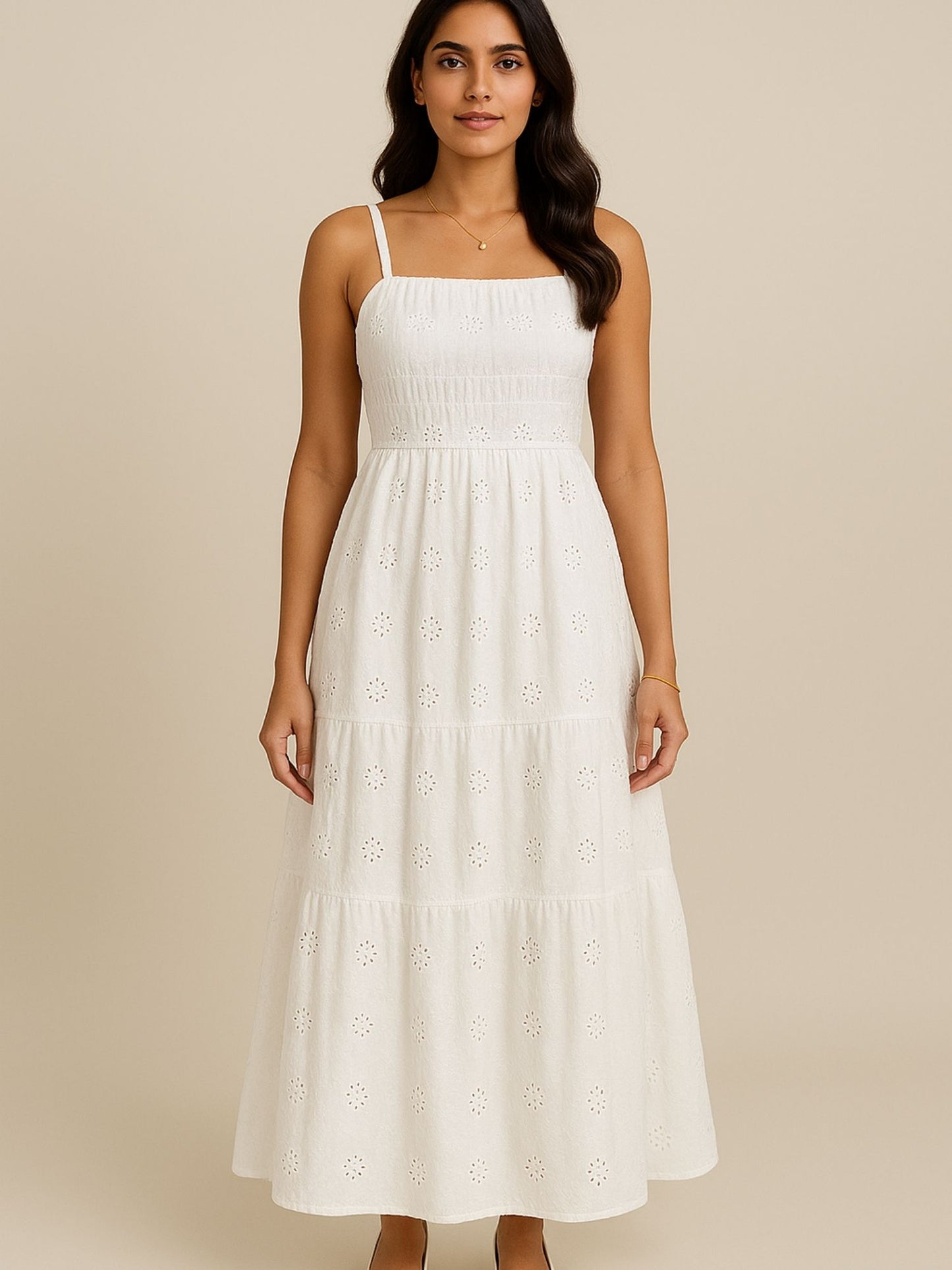 Weißes Kleid mit Schiffli-Stickerei