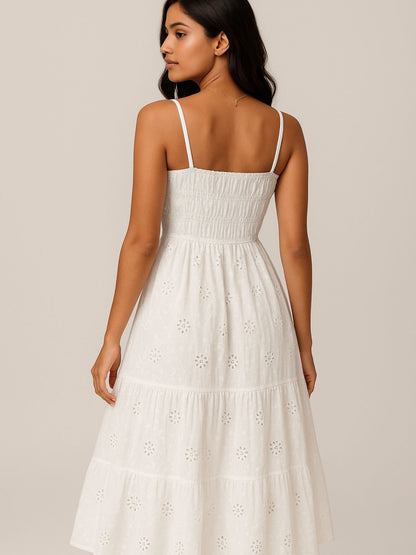 Weißes Kleid mit Schiffli-Stickerei