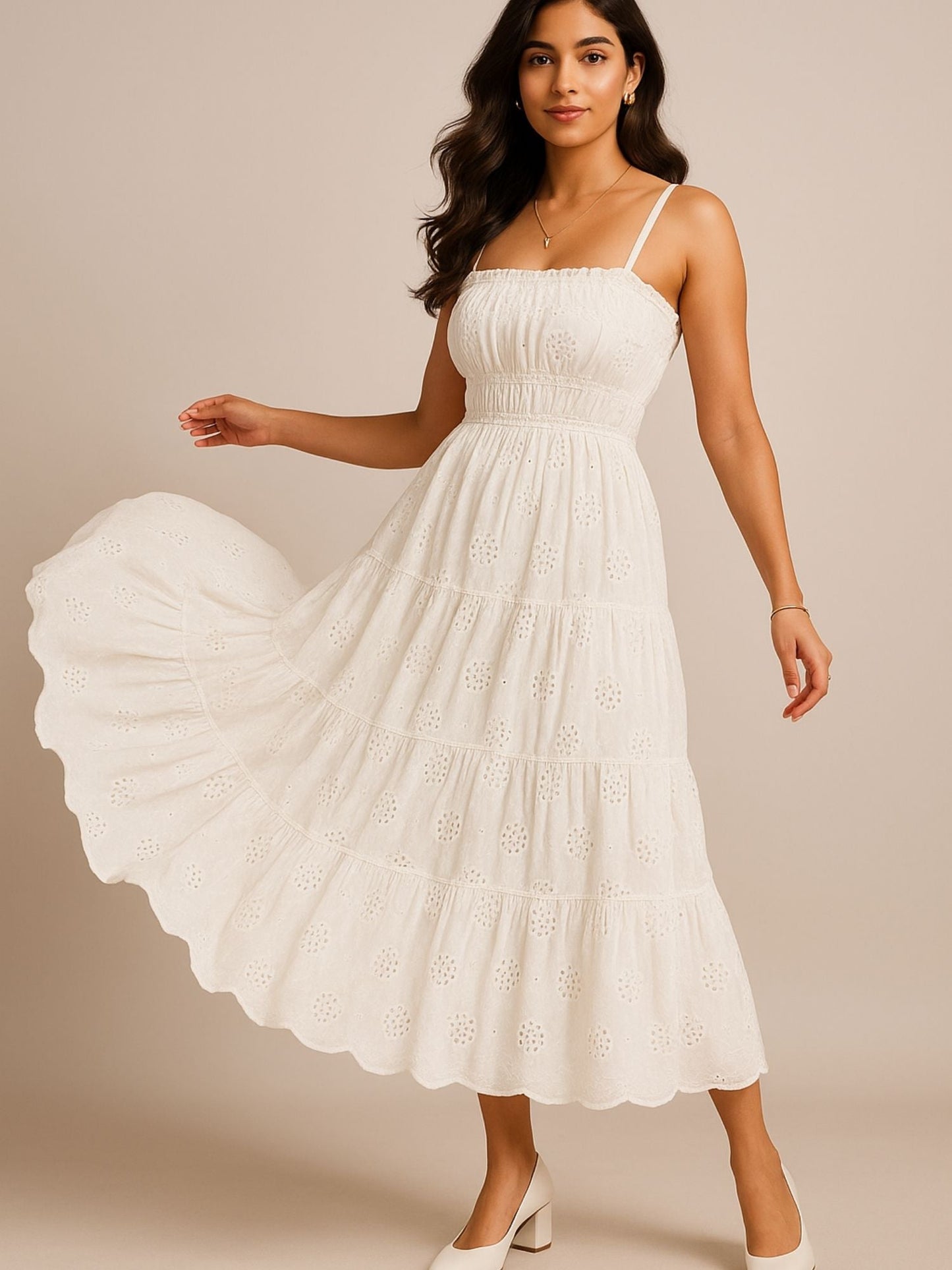 Weißes Kleid mit Schiffli-Stickerei