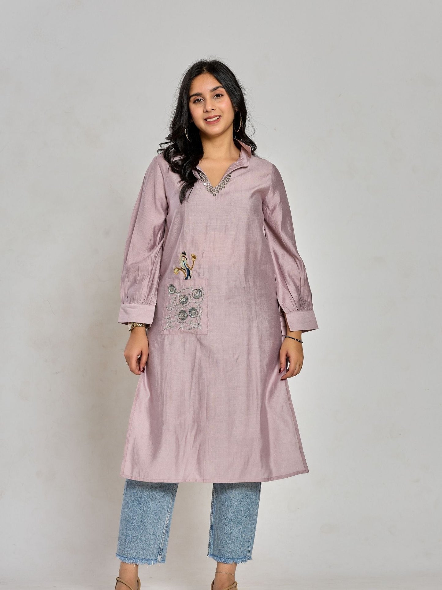 Lavendelfarbene Stickerei mit Spiegelarbeit Kurti