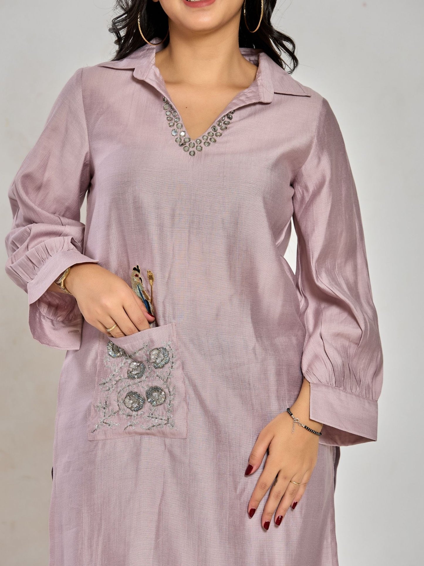 Lavendelfarbene Stickerei mit Spiegelarbeit Kurti