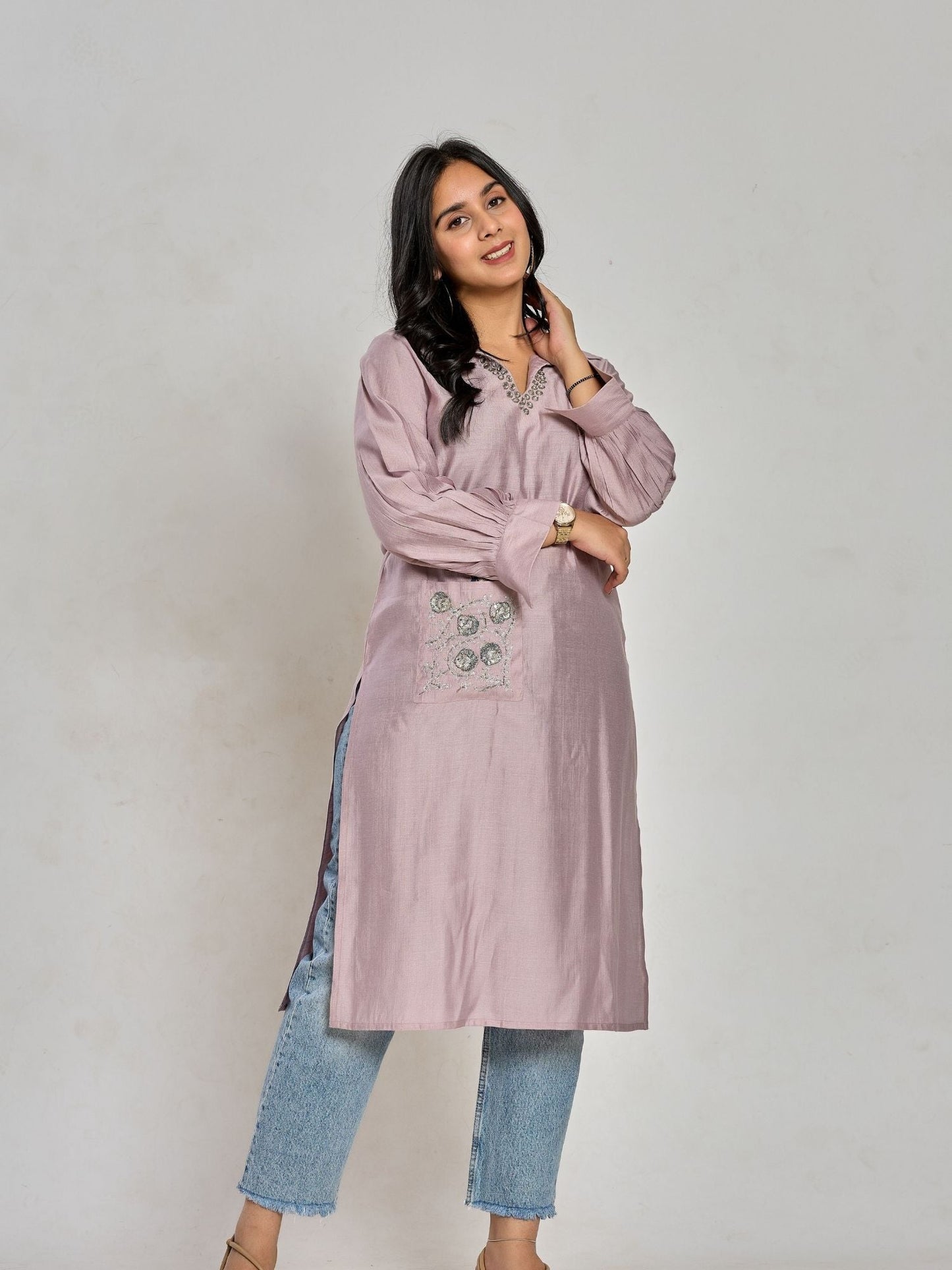 Lavendelfarbene Stickerei mit Spiegelarbeit Kurti