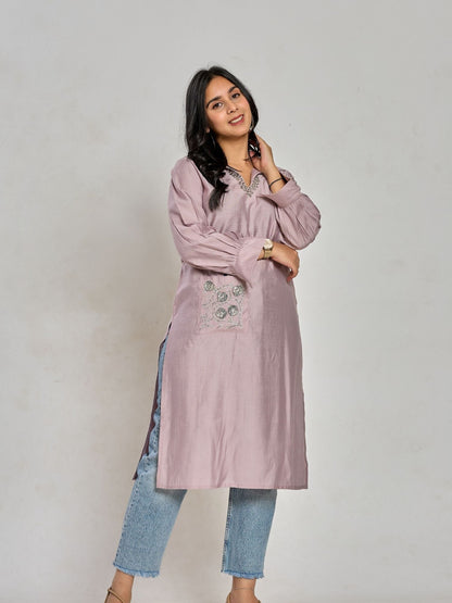 Lavendelfarbene Stickerei mit Spiegelarbeit Kurti