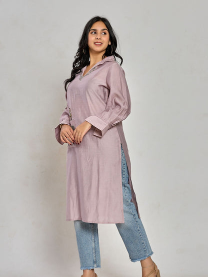 Lavendelfarbene Stickerei mit Spiegelarbeit Kurti