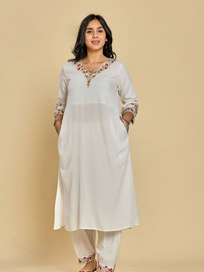 Weißes Kurta mit Zari- und Fadenstickerei und Hose