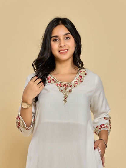 Weißes Kurta mit Zari- und Fadenstickerei und Hose