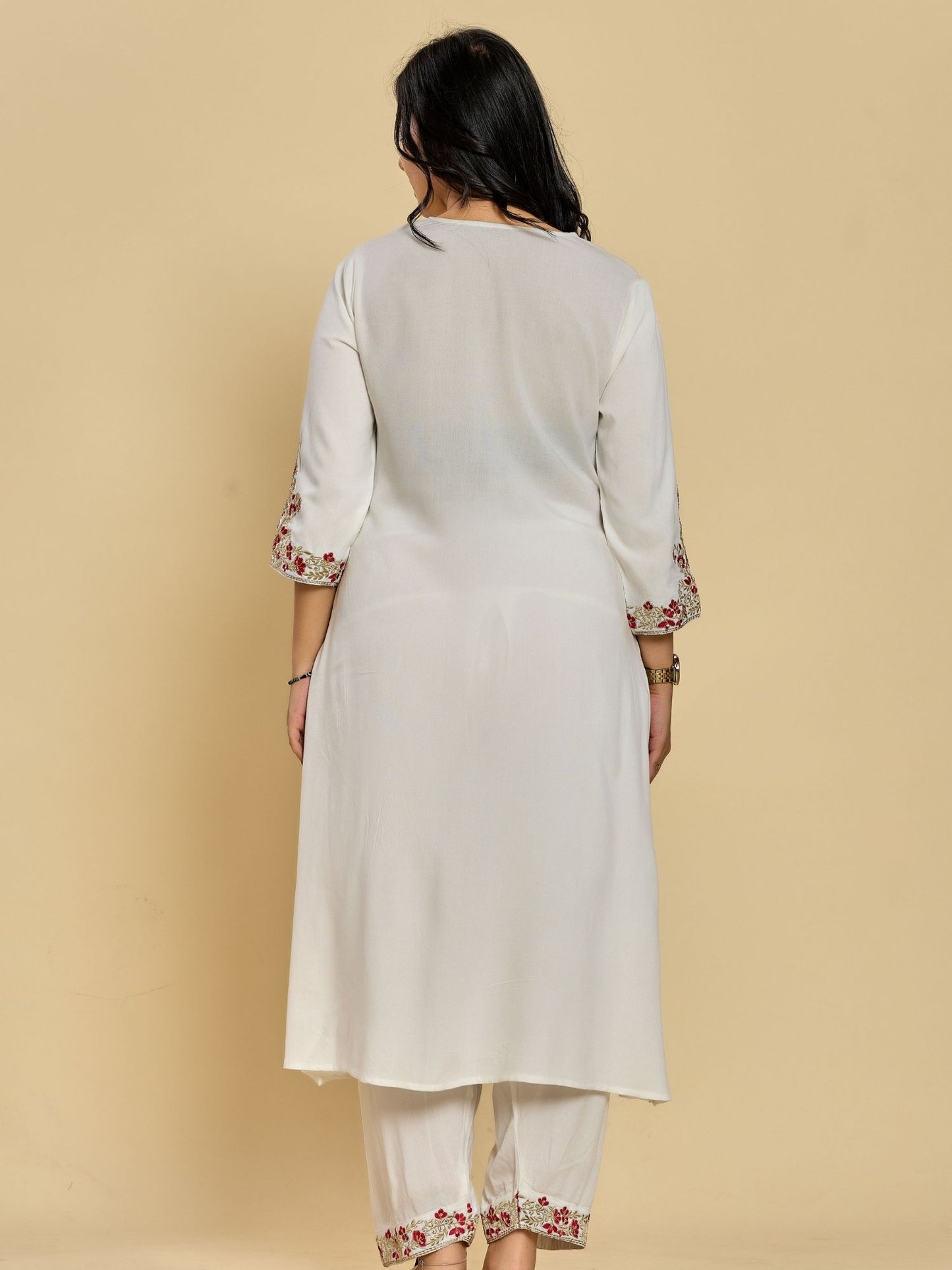 Weißes Kurta mit Zari- und Fadenstickerei und Hose