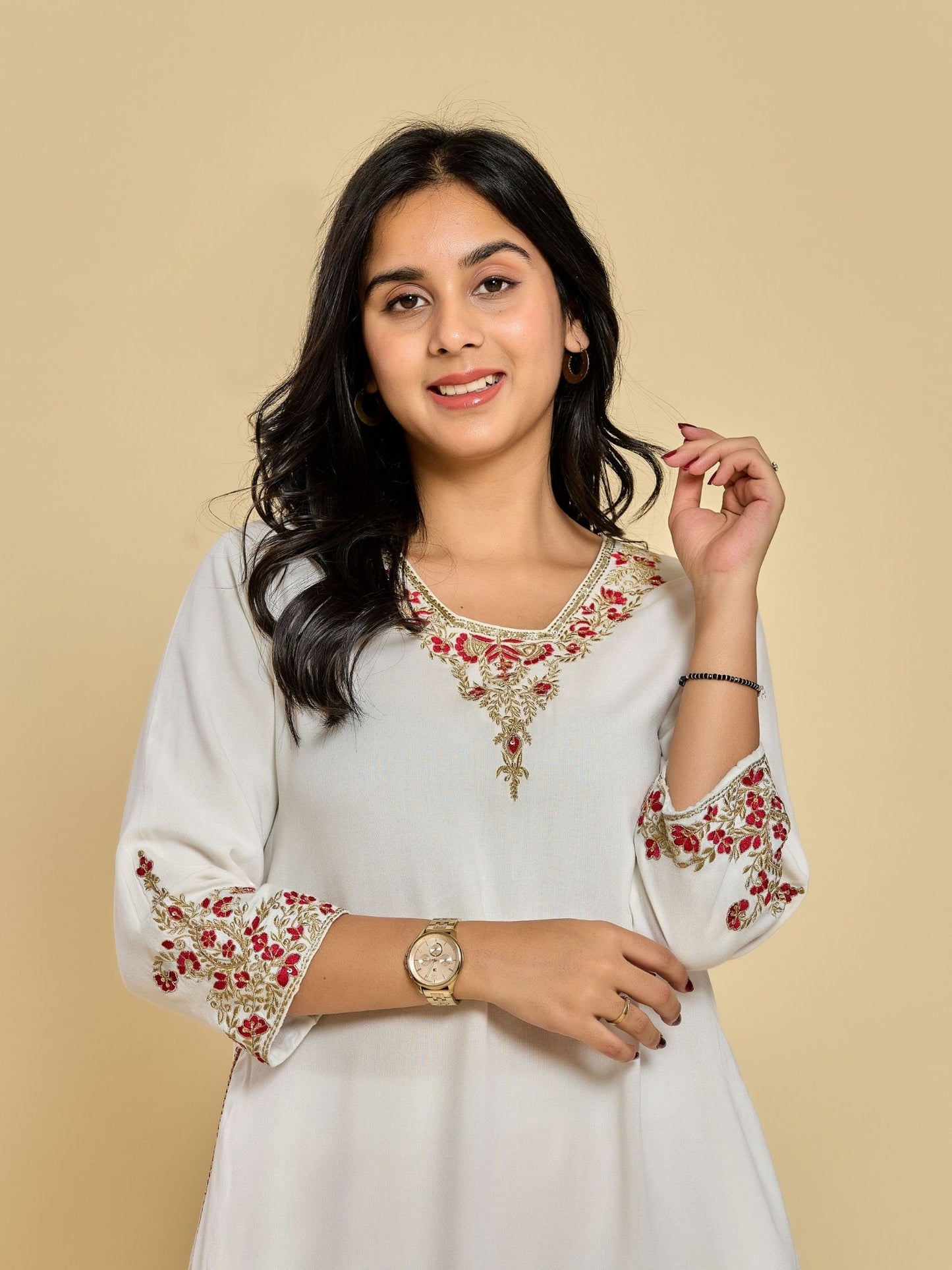 Weißes Kurta mit Zari- und Fadenstickerei und Hose
