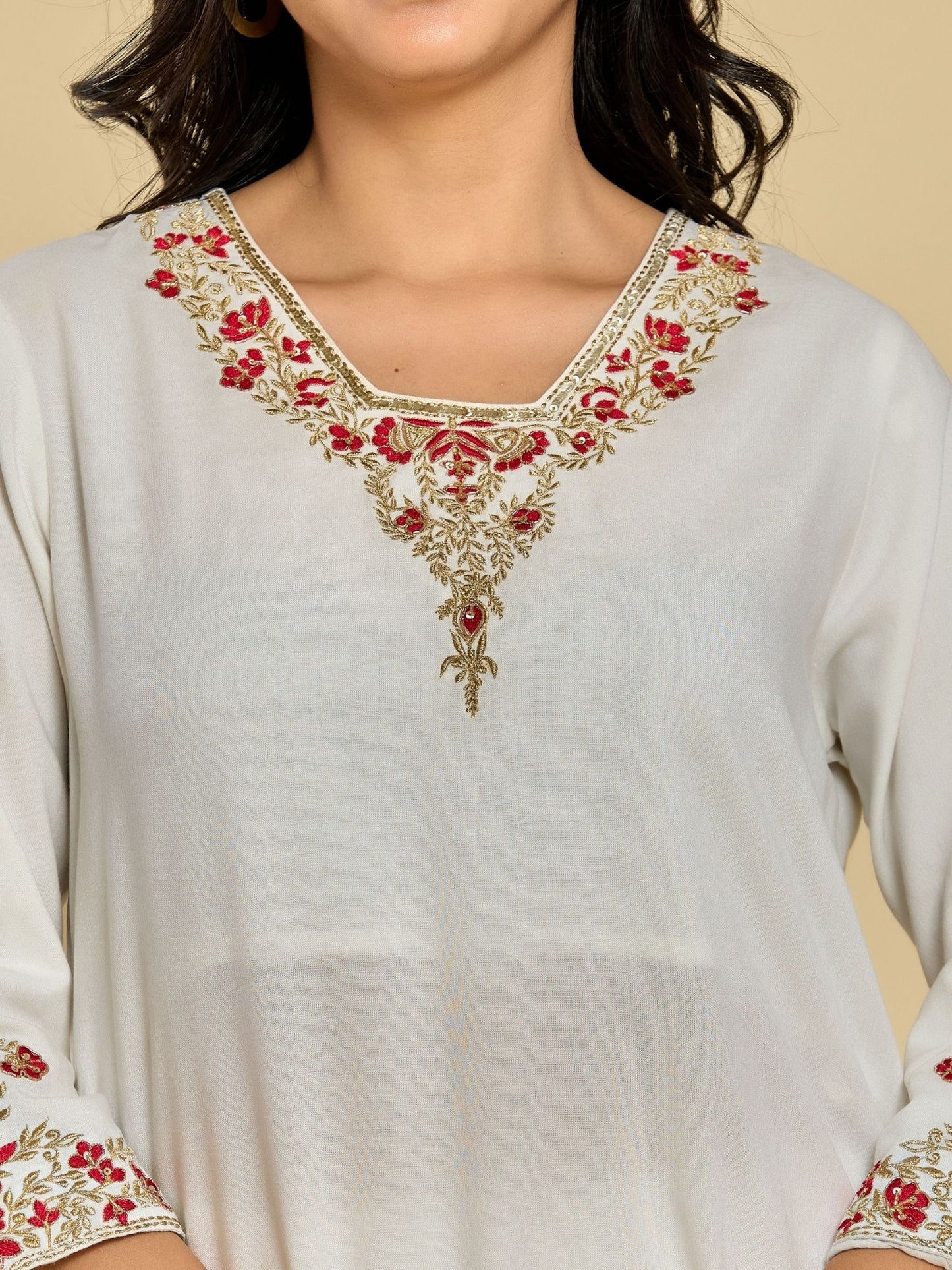 Weißes Kurta mit Zari- und Fadenstickerei und Hose