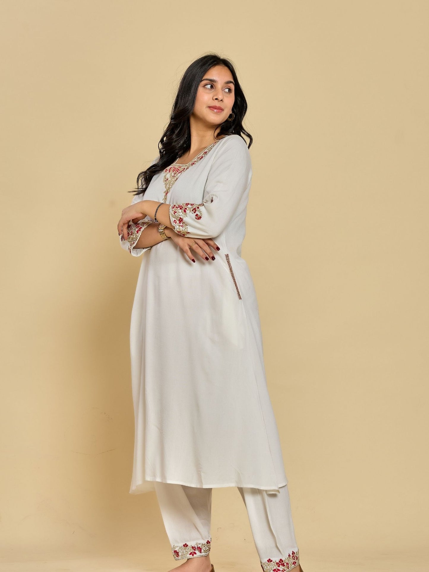 Weißes Kurta mit Zari- und Fadenstickerei und Hose