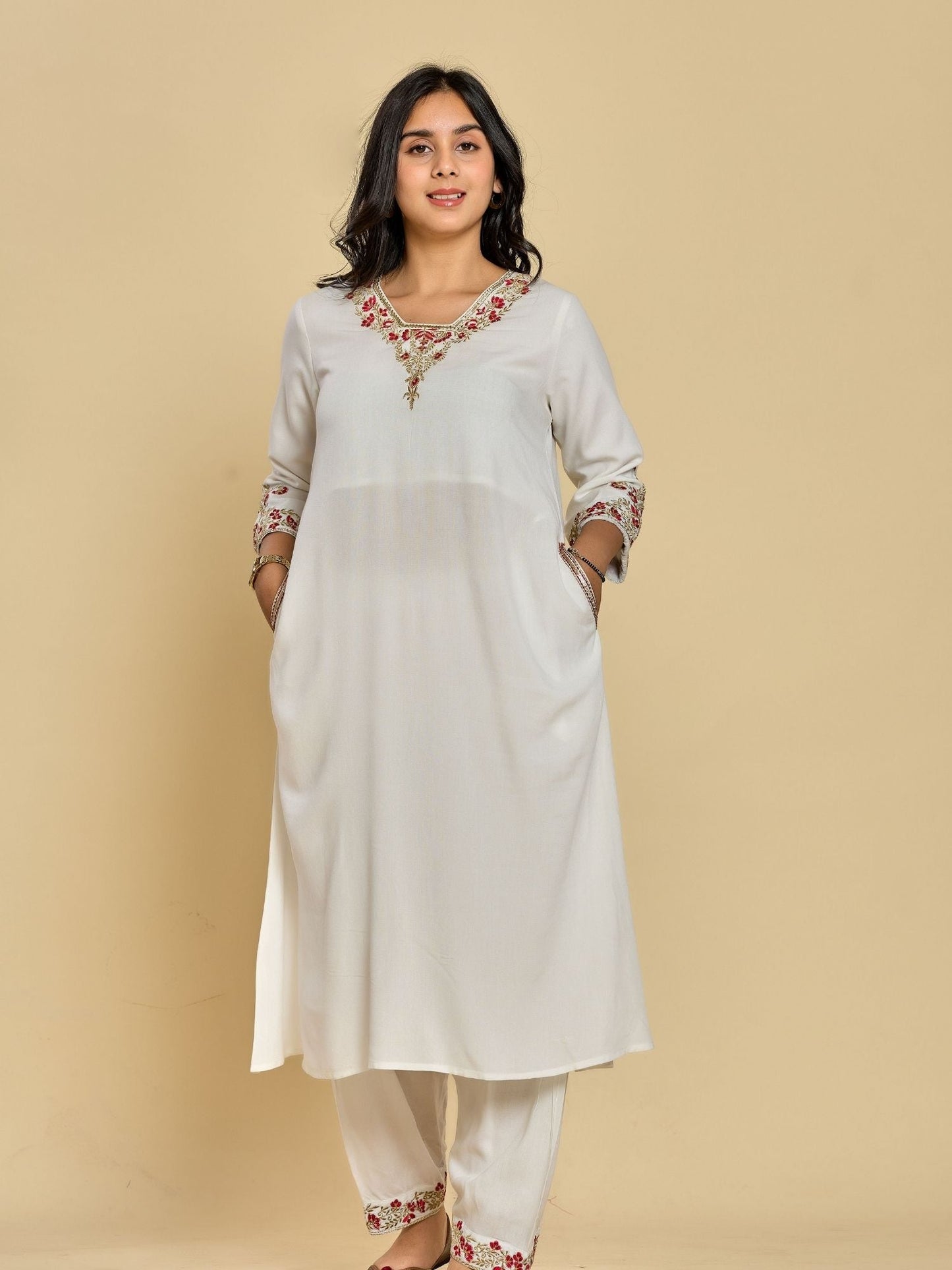 Weißes Kurta mit Zari- und Fadenstickerei und Hose