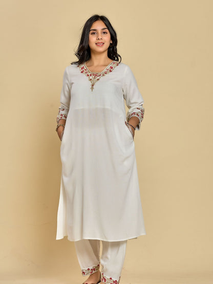 Weißes Kurta mit Zari- und Fadenstickerei und Hose
