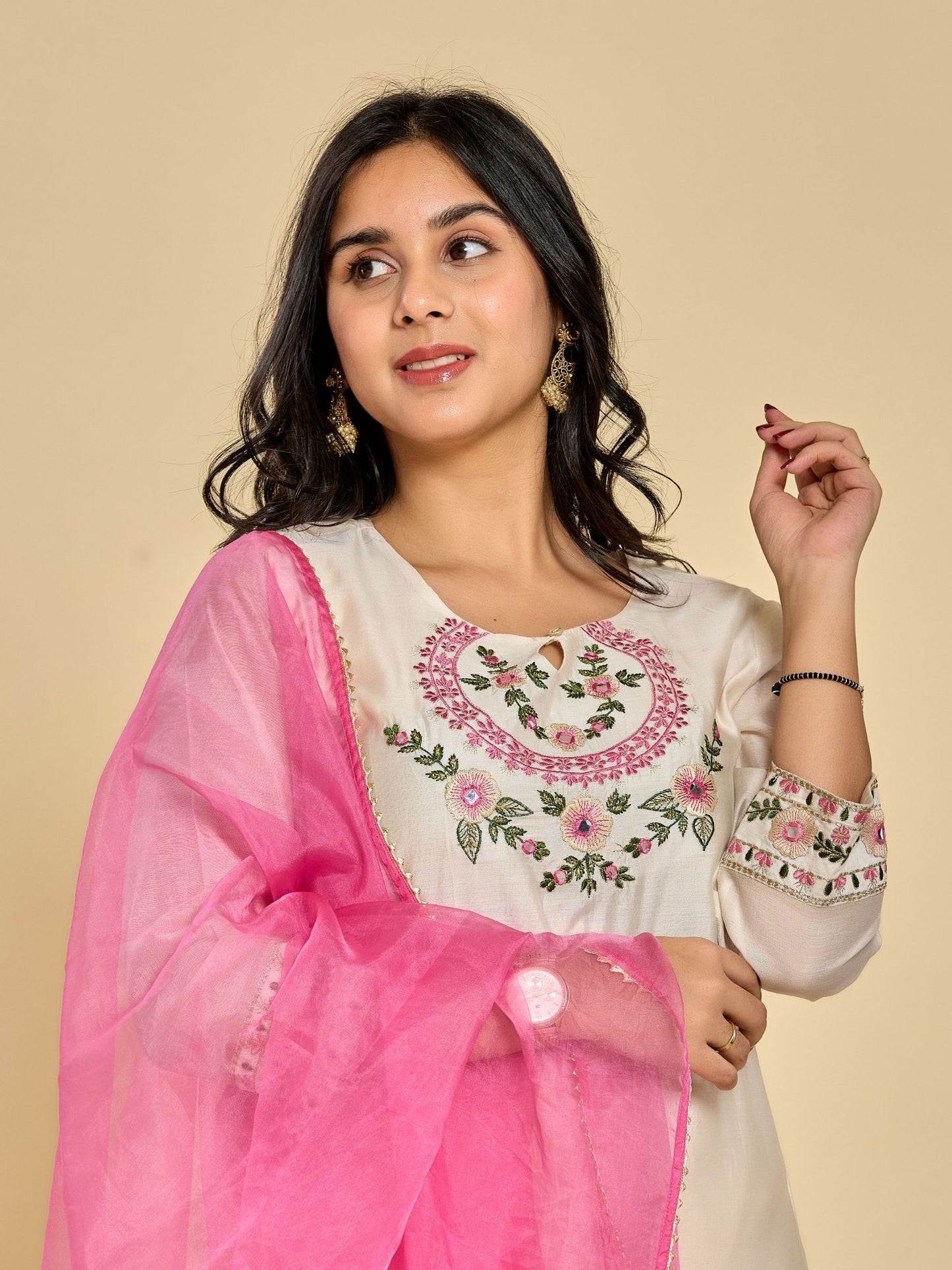 Weißes Resham-Stickerei-Kurta mit Spiegelapplikationen, dazu Hose und Duftta