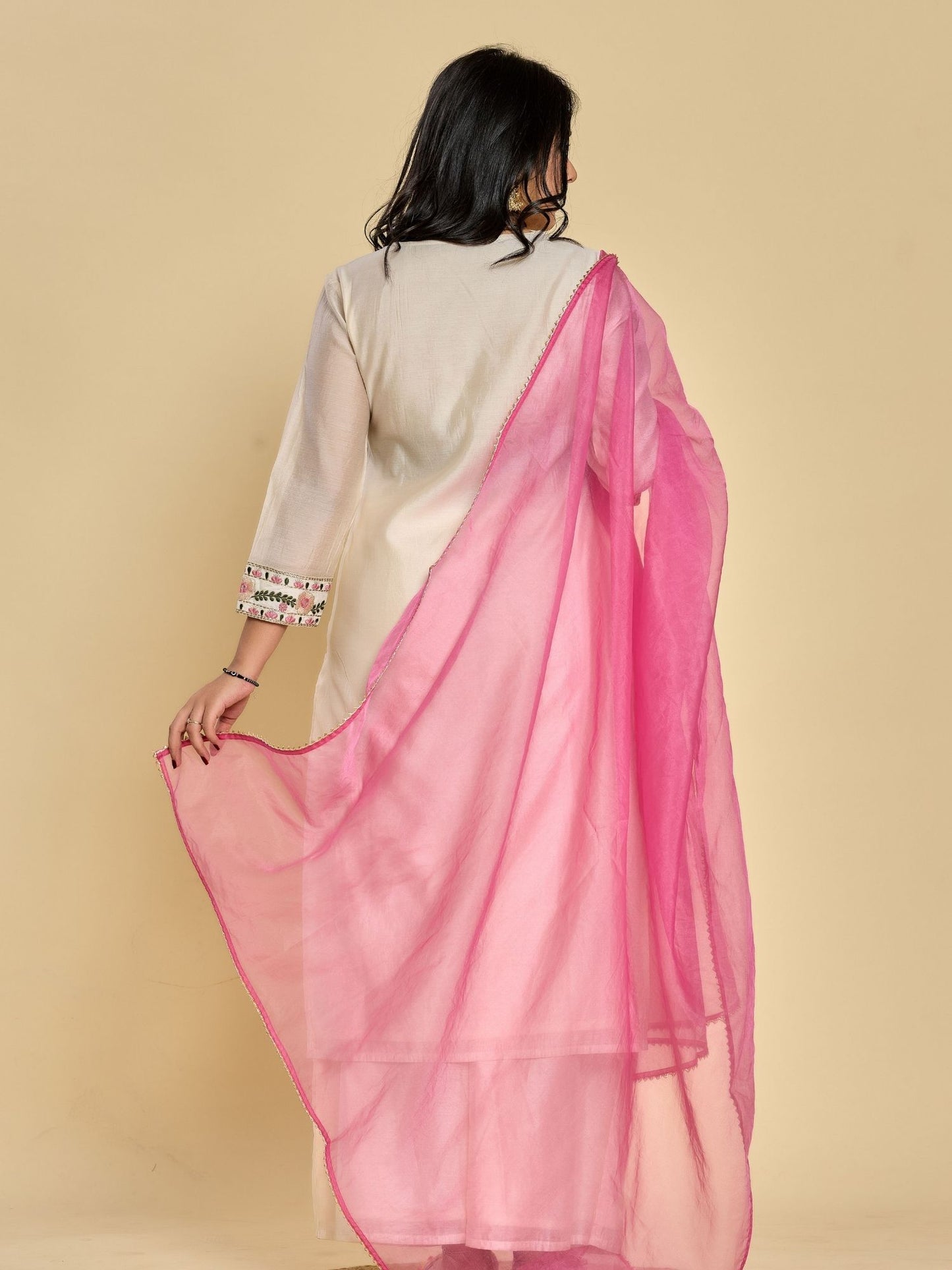 Weißes Resham-Stickerei-Kurta mit Spiegelapplikationen, dazu Hose und Duftta