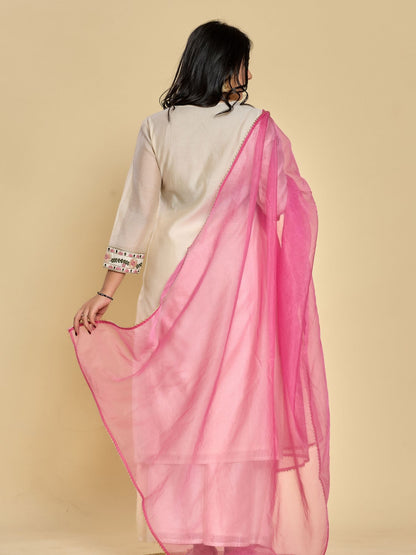 Weißes Resham-Stickerei-Kurta mit Spiegelapplikationen, dazu Hose und Duftta