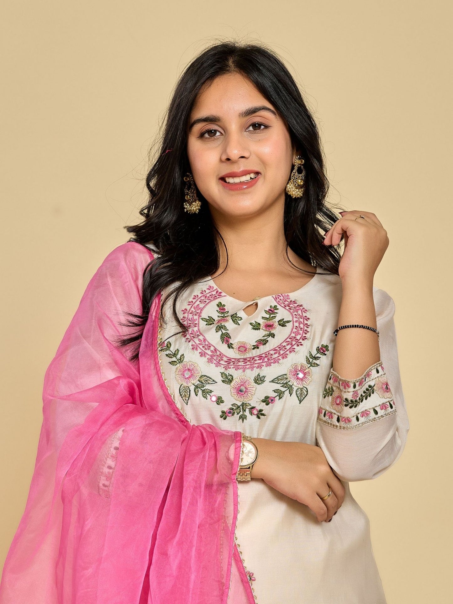 Weißes Resham-Stickerei-Kurta mit Spiegelapplikationen, dazu Hose und Duftta