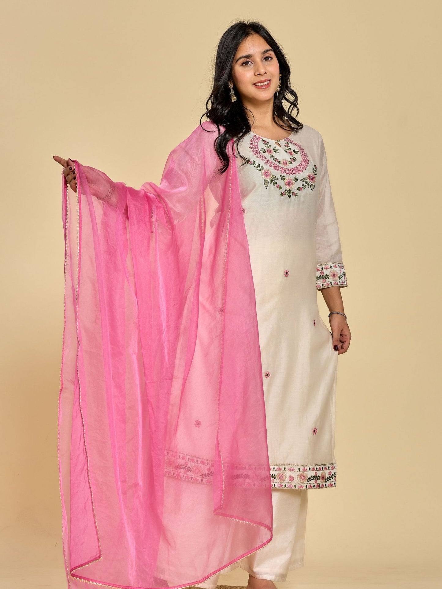 Weißes Resham-Stickerei-Kurta mit Spiegelapplikationen, dazu Hose und Duftta