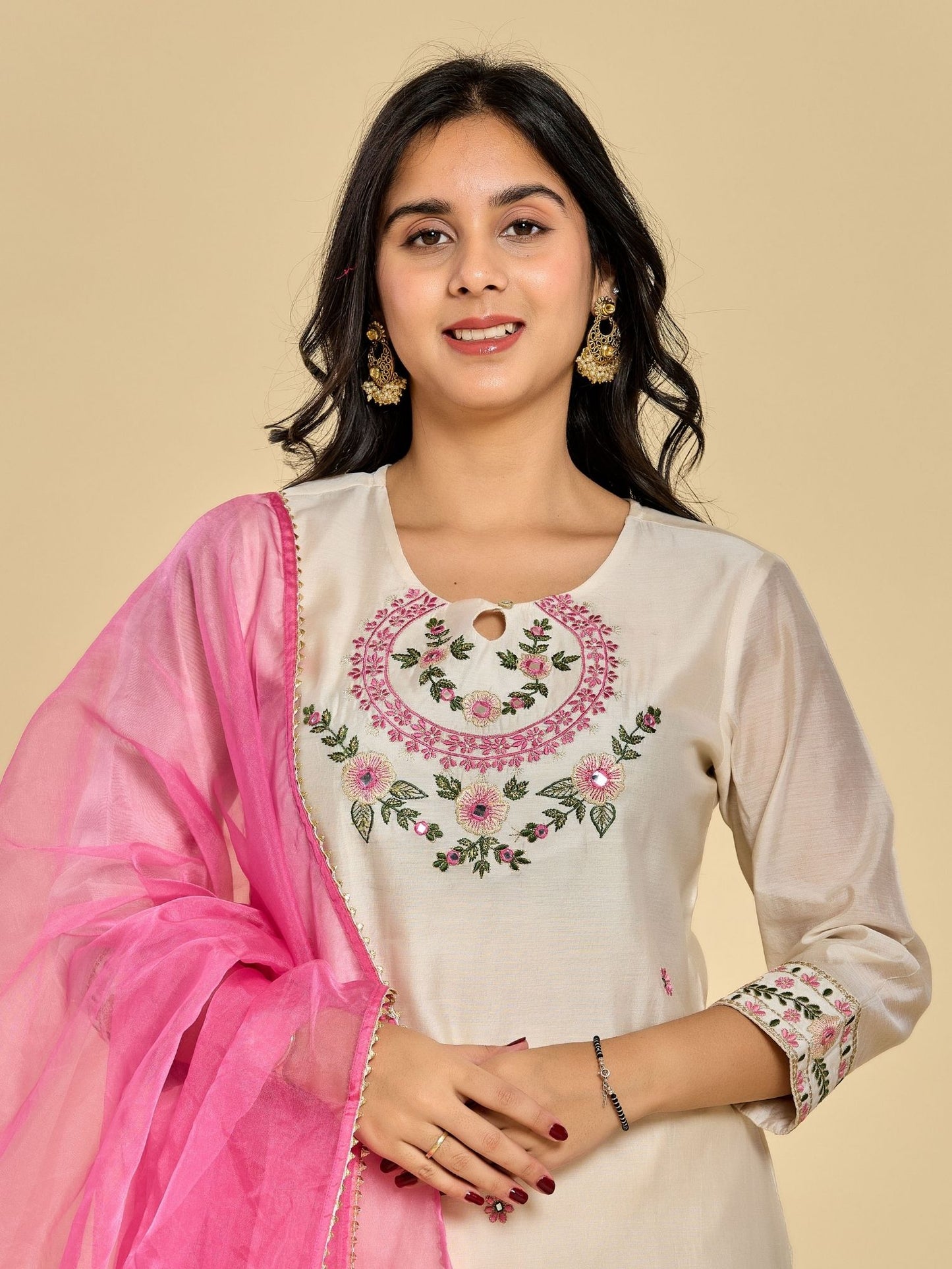 Weißes Resham-Stickerei-Kurta mit Spiegelapplikationen, dazu Hose und Duftta