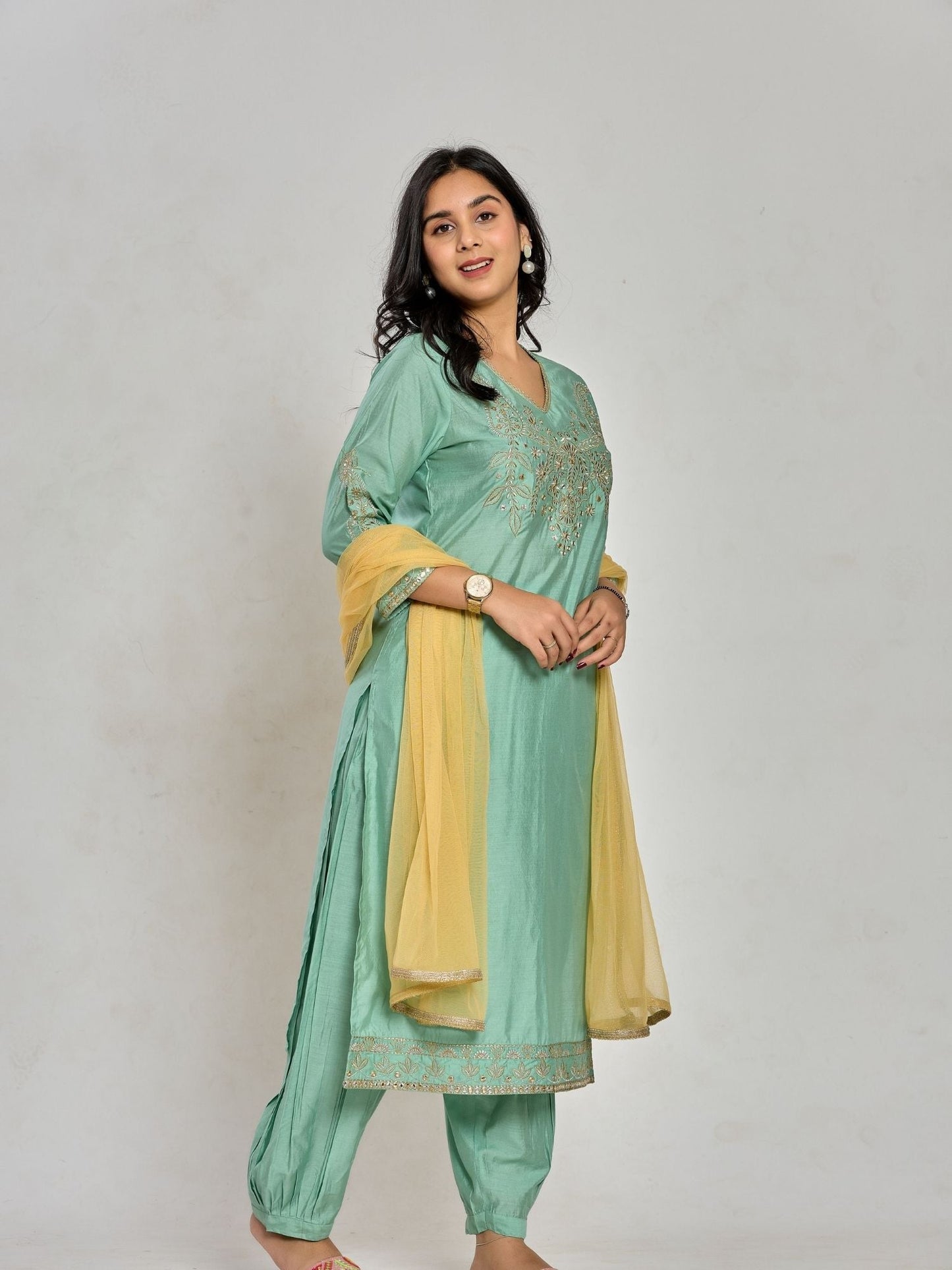 Minzgrünes Zari-besticktes Kurta mit Hose und Dupatta