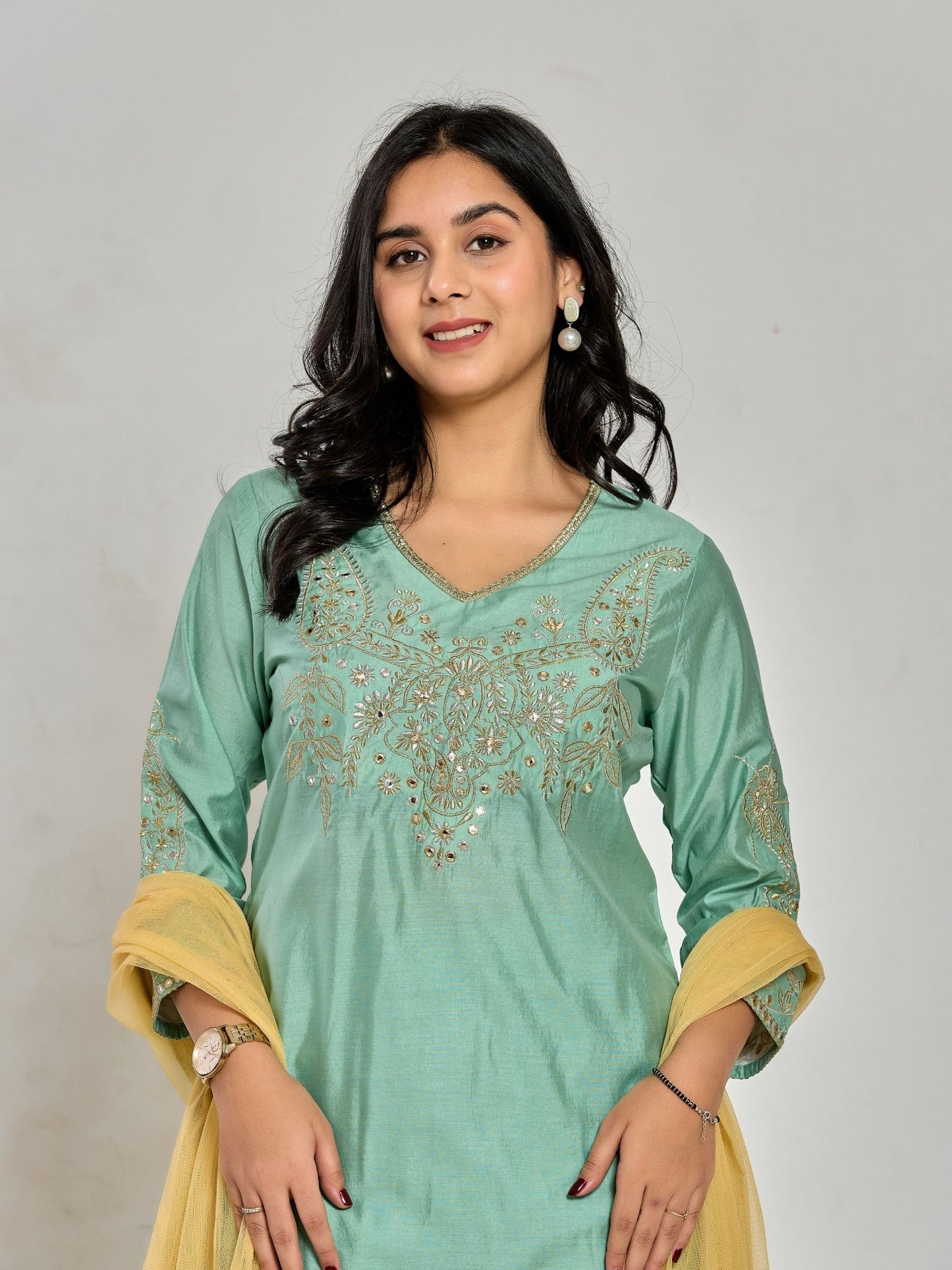 Minzgrünes Zari-besticktes Kurta mit Hose und Dupatta