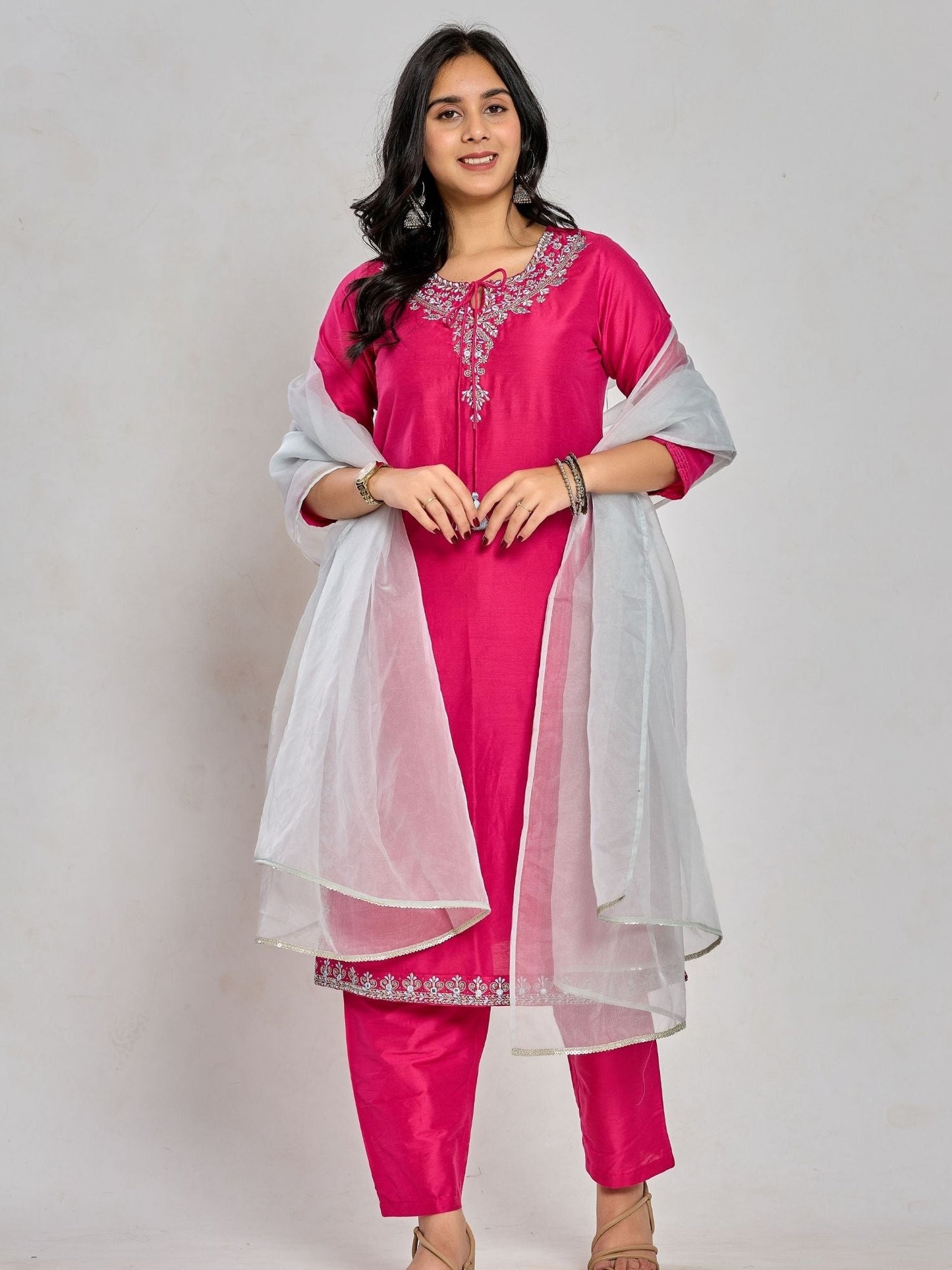 Pinkfarbene Kurta mit Spiegel-, Zari- und Paillettenarbeit mit Hose und Duptta