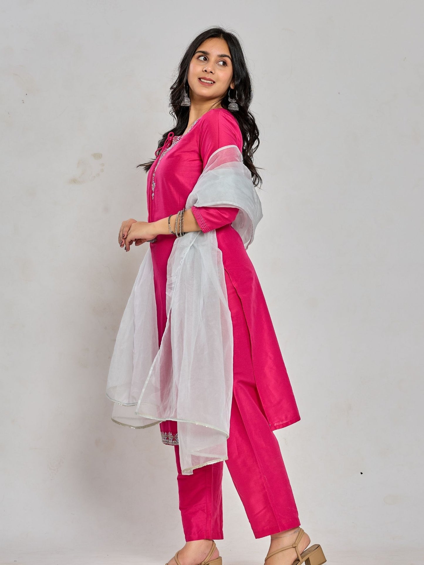 Pinkfarbene Kurta mit Spiegel-, Zari- und Paillettenarbeit mit Hose und Duptta