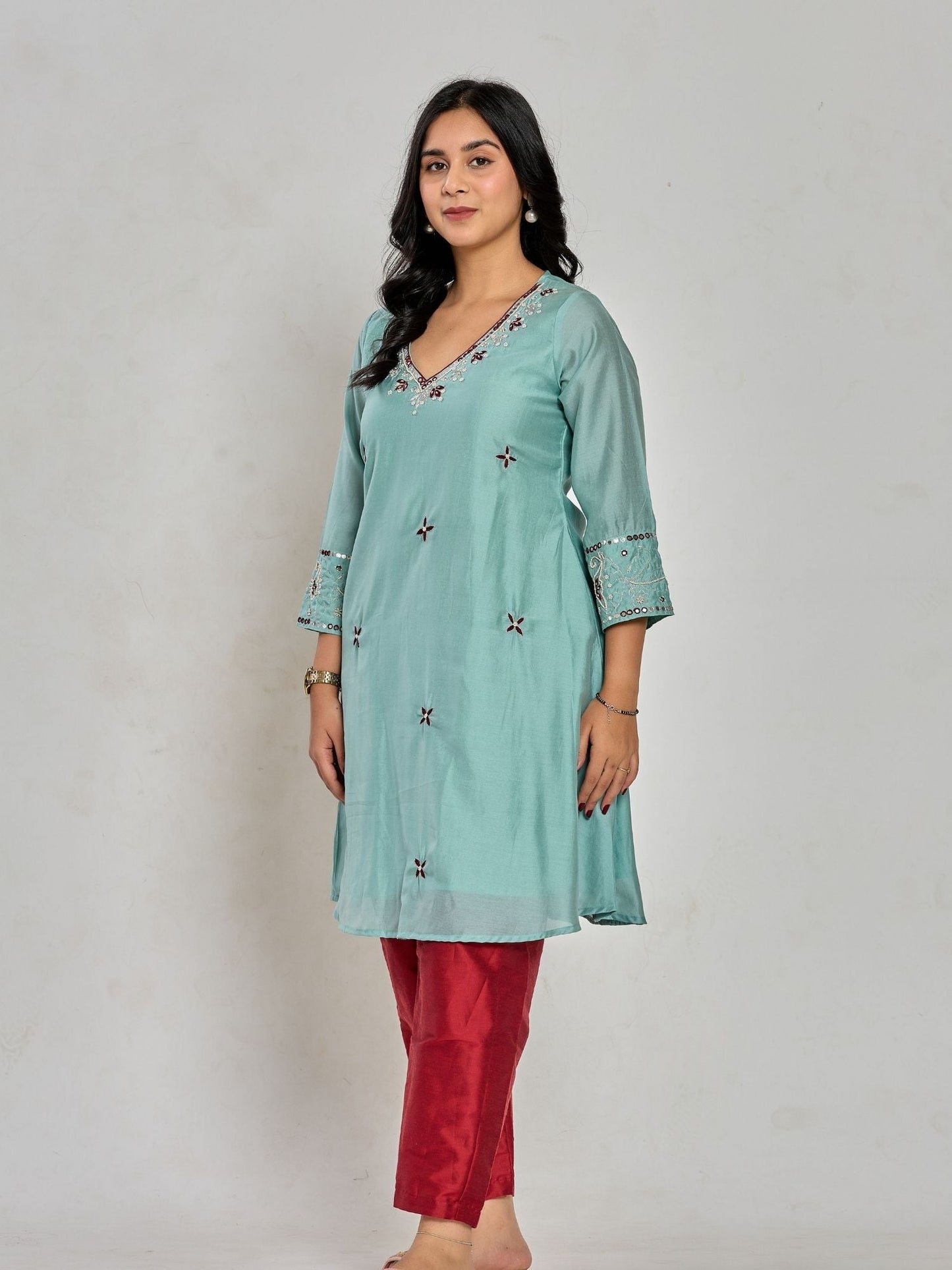 Mintgrüner Kurta mit Fadenstickerei, Spiegelstickerei und Perlen, dazu passende Hose
