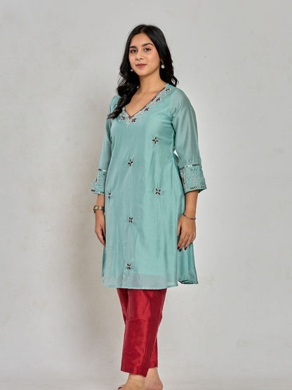 Mintgrüner Kurta mit Fadenstickerei, Spiegelstickerei und Perlen, dazu passende Hose