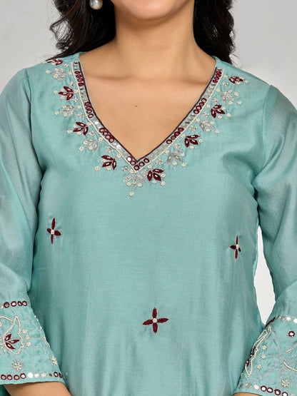 Mintgrüner Kurta mit Fadenstickerei, Spiegelstickerei und Perlen, dazu passende Hose