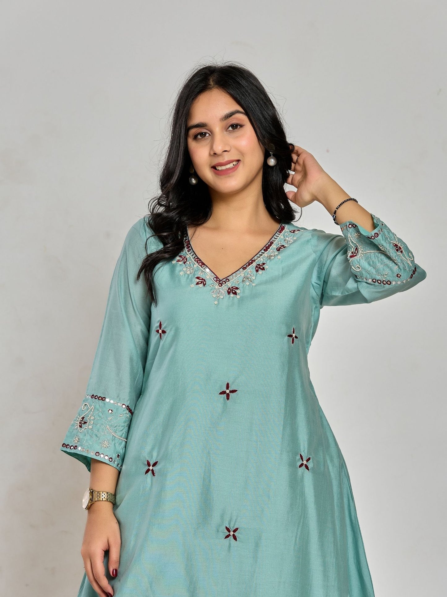 Mintgrüner Kurta mit Fadenstickerei, Spiegelstickerei und Perlen, dazu passende Hose