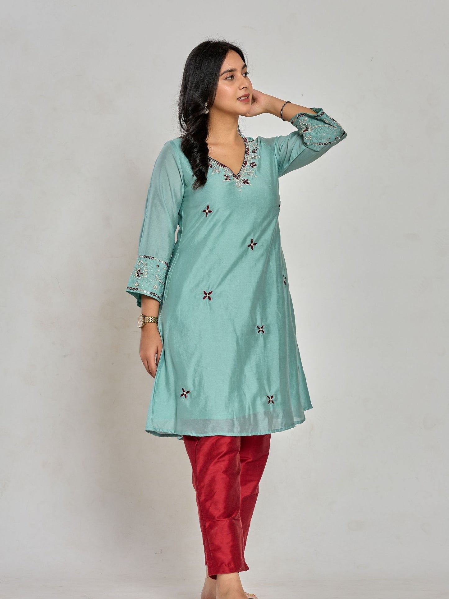 Mintgrüner Kurta mit Fadenstickerei, Spiegelstickerei und Perlen, dazu passende Hose