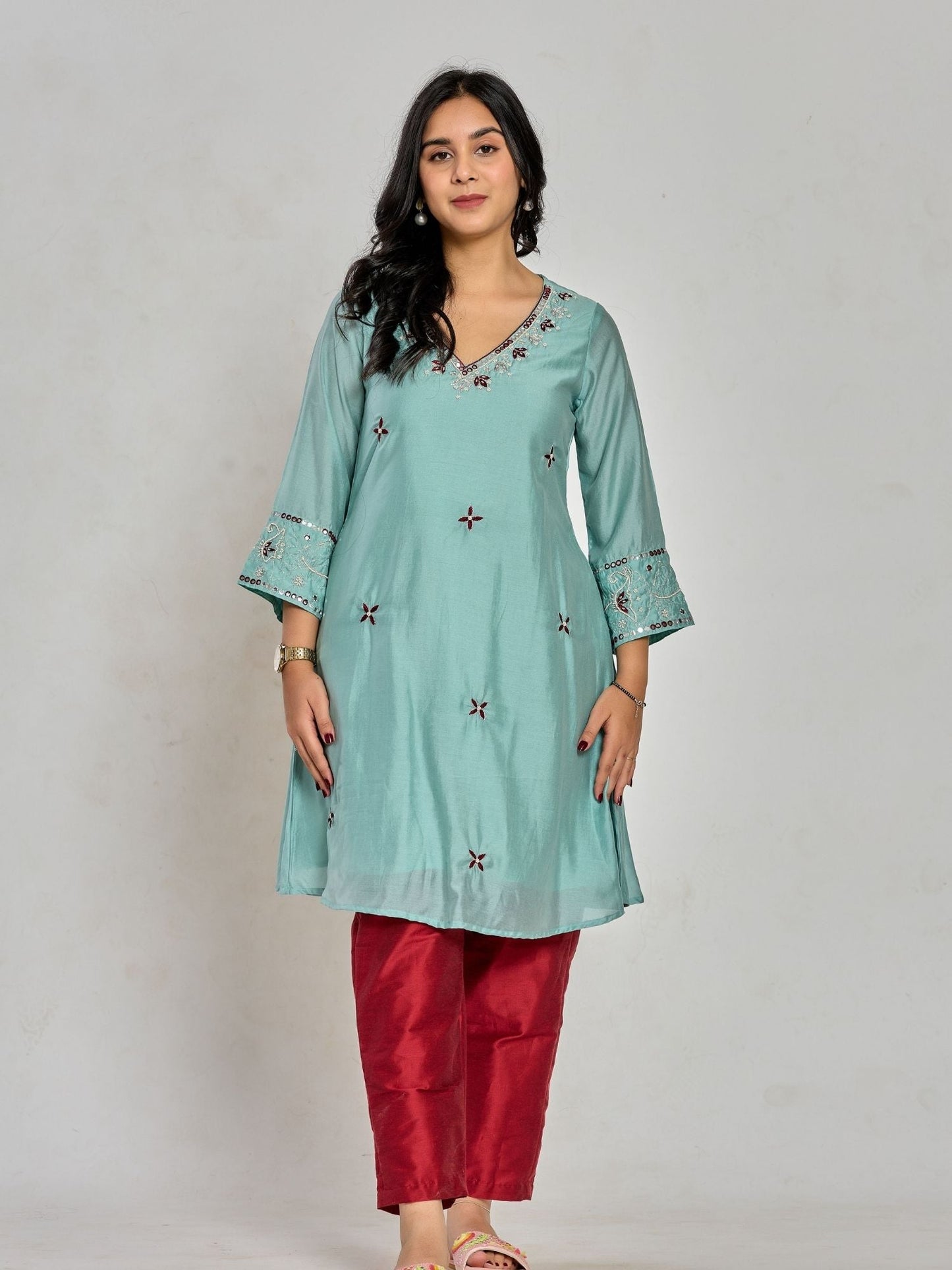 Mintgrüner Kurta mit Fadenstickerei, Spiegelstickerei und Perlen, dazu passende Hose
