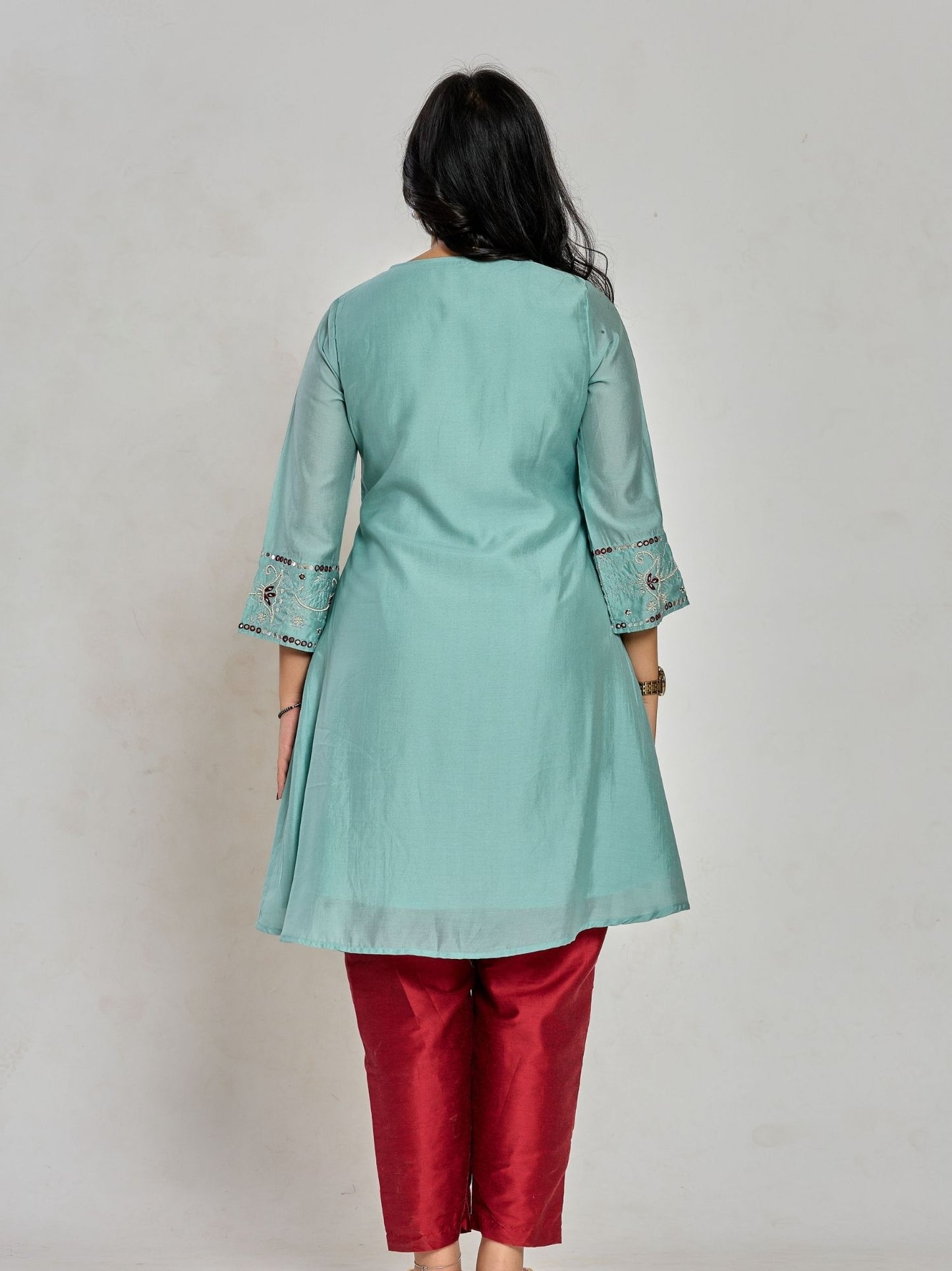 Mintgrüner Kurta mit Fadenstickerei, Spiegelstickerei und Perlen, dazu passende Hose