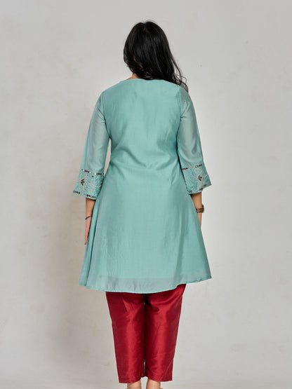 Mintgrüner Kurta mit Fadenstickerei, Spiegelstickerei und Perlen, dazu passende Hose