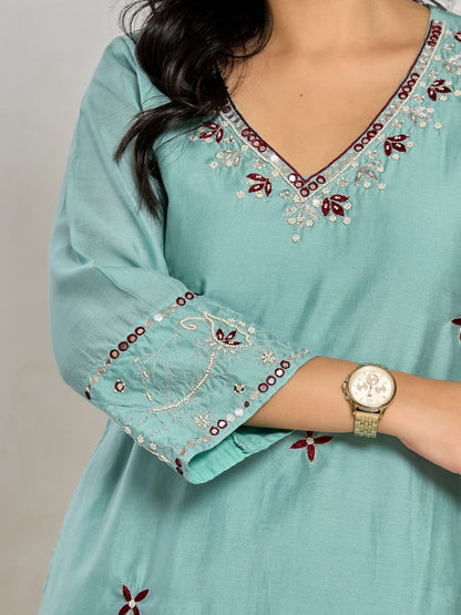 Mintgrüner Kurta mit Fadenstickerei, Spiegelstickerei und Perlen, dazu passende Hose