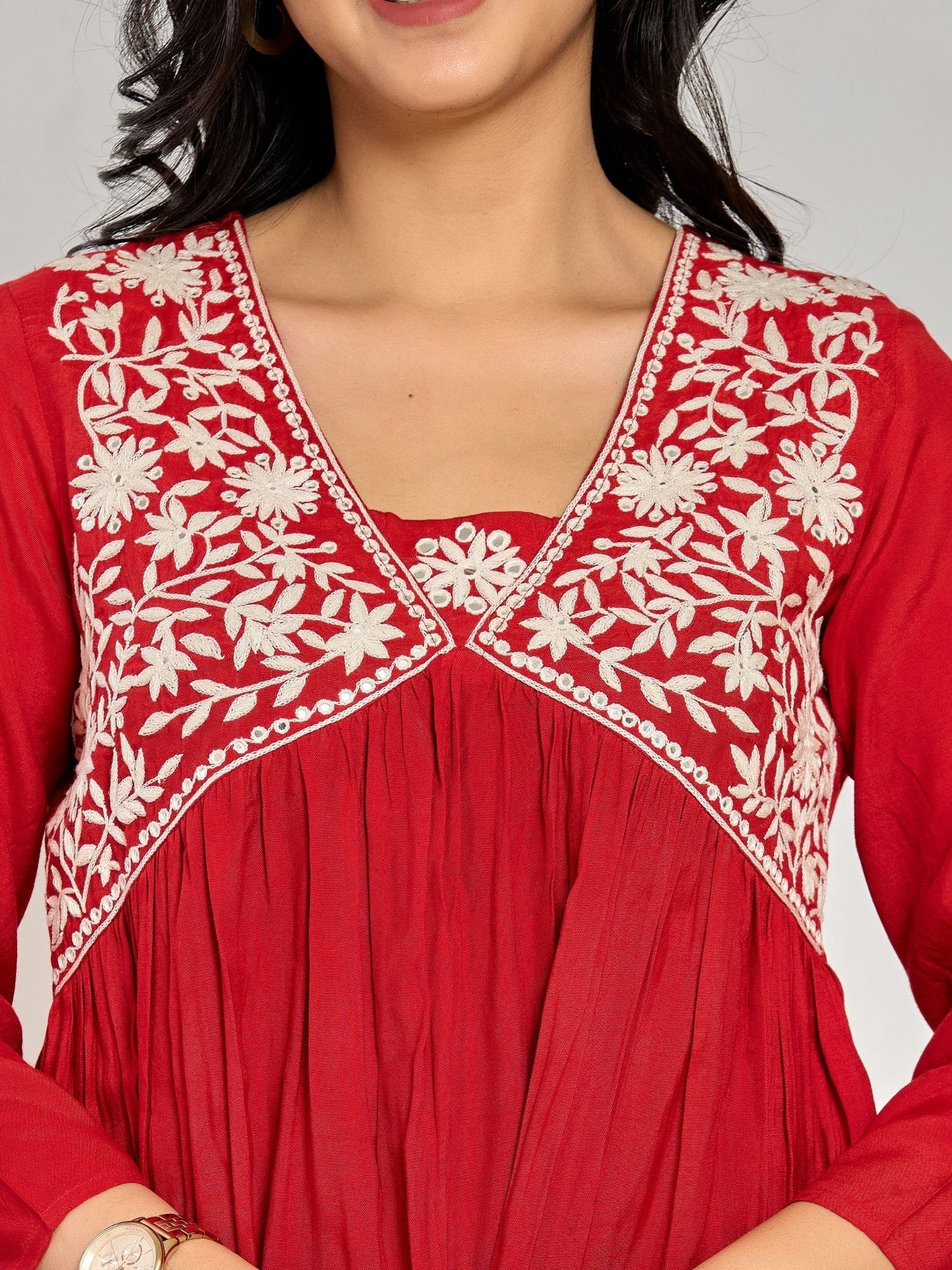 Rotes Spiegelarbeits-Palazzo-Set mit Fadenstickerei